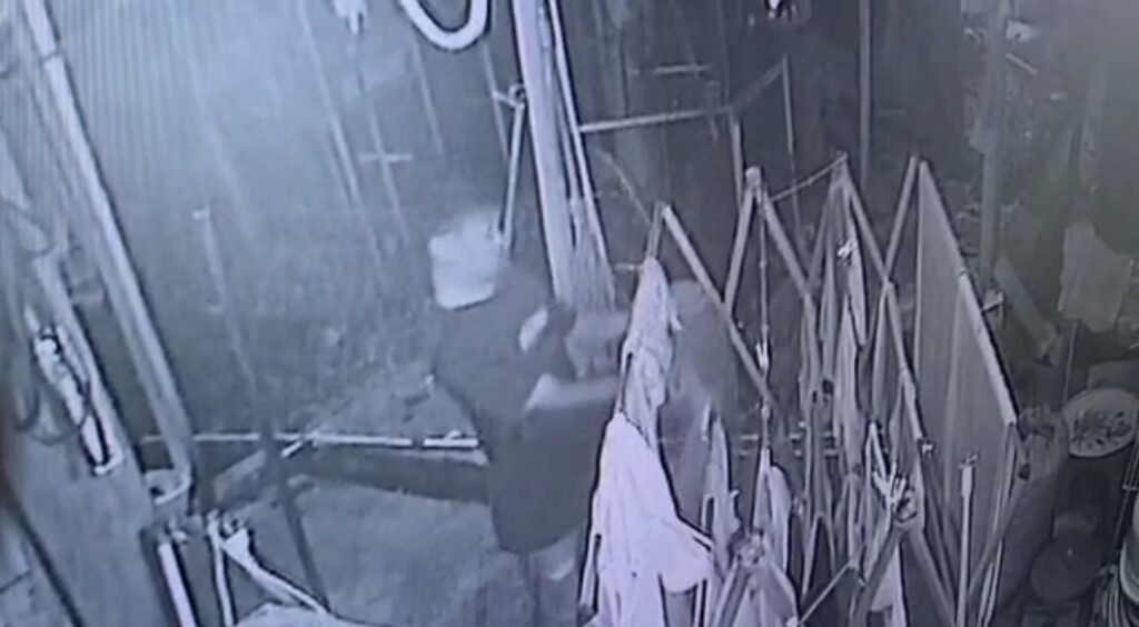 Pelaku pencurian di Jalan Sam Ratulangi yang tertangkap CCTV. Foto: Istimewa.