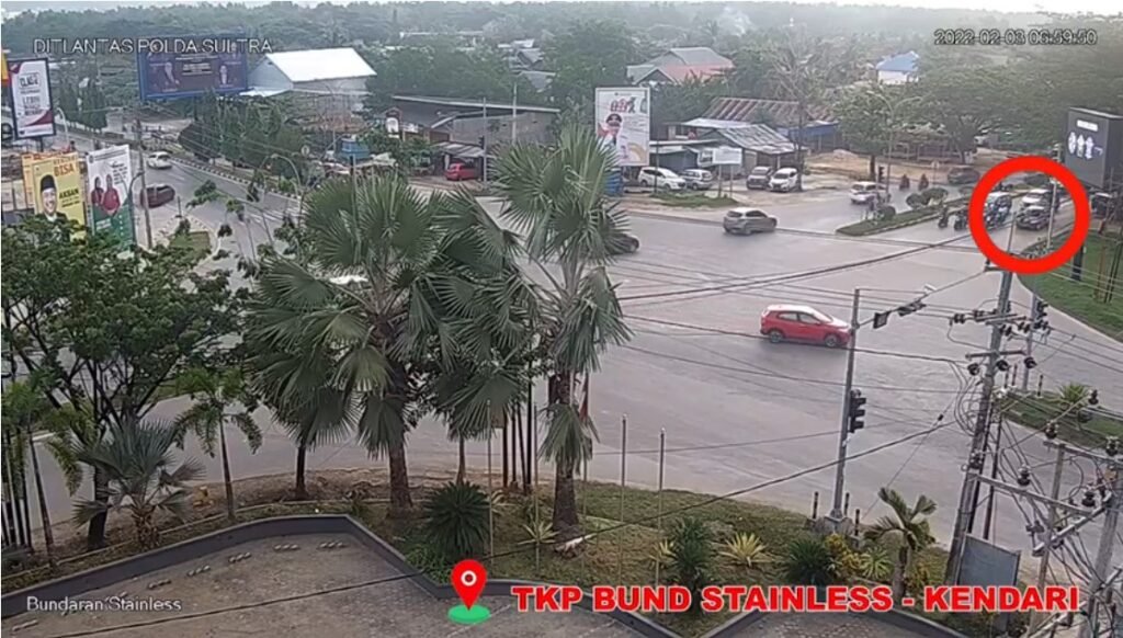 Cuplikan gambar pengemudi yang menababrak polantas di Jalan Buburanda. Foto: Tangkapan layar.