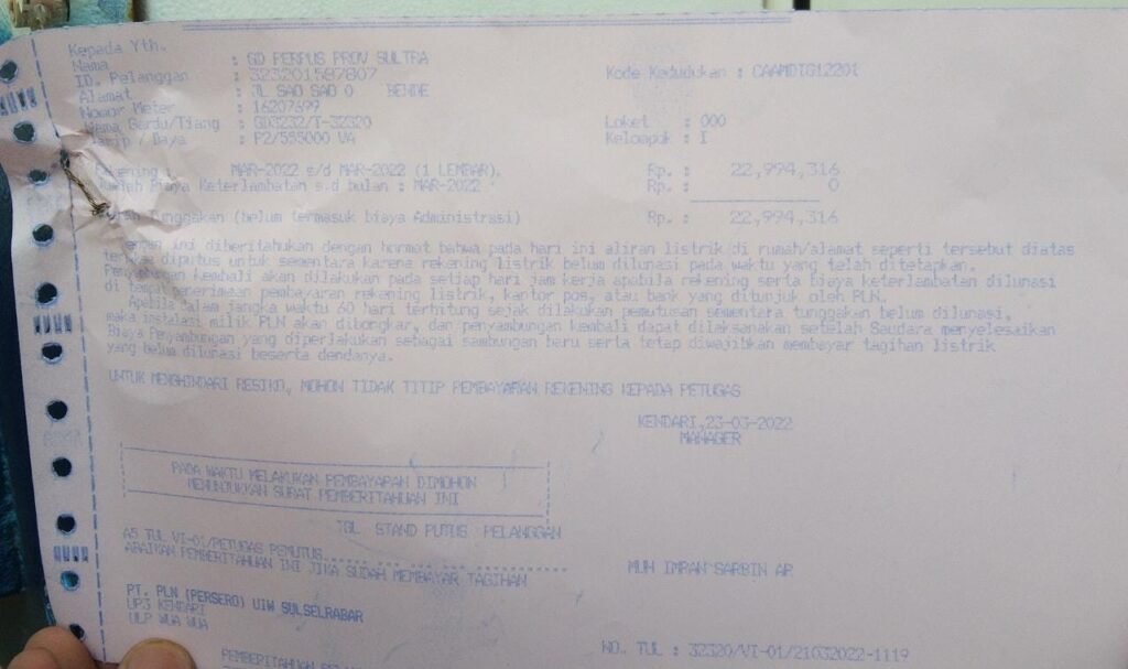 Struk peringatan PLN kepada pihak Gedung Perpustakaan Sultra.