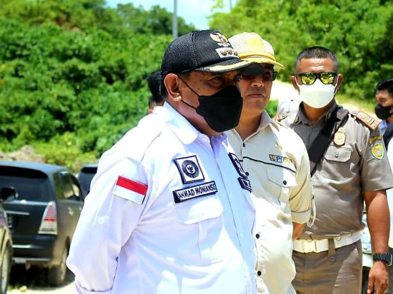 Plt. Wali Kota Baubau, La Ode Ahmad Monianse didampingi oleh sejumlah kepala Organisasi Perangkat Daerah (OPD) terkait saat meninjau lokasi pembangunan SMAN 7.