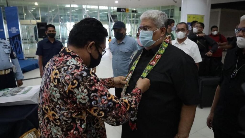 Ali Mazi menerima pengalungan manik oleh Kabag Bina Mental dan Spiritual Biro Kesra Prov. Kaltim Ahmad Ardian.