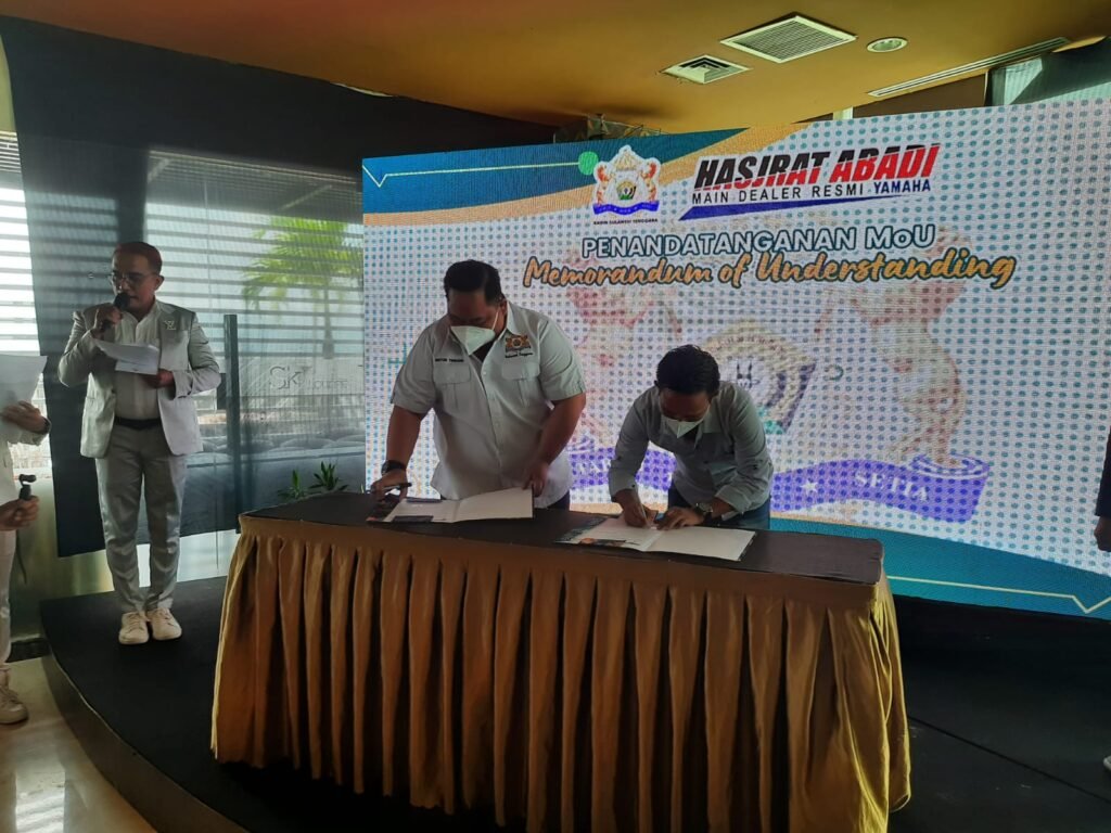 Penandatanganan MoU tahap II antara Kadin Sultra dan Mitra.