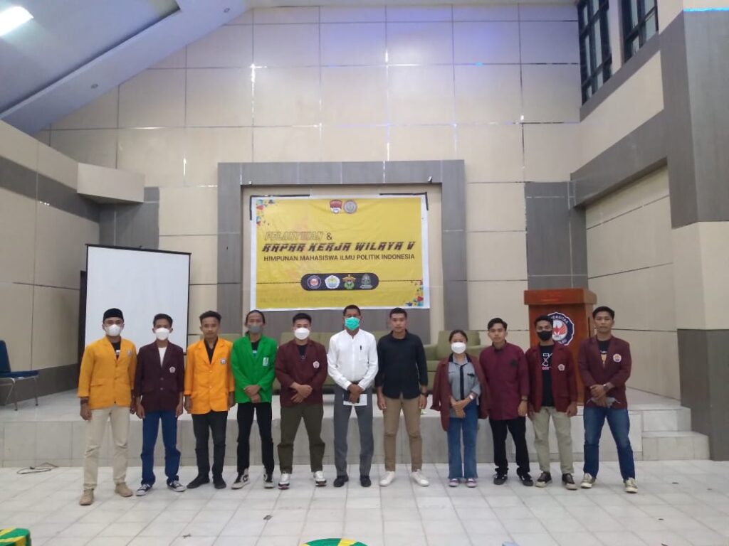 Foto bersama pembukaan kegiatan pelantikan dan Rapat Kerja Wilayah V Himapol Indonesia