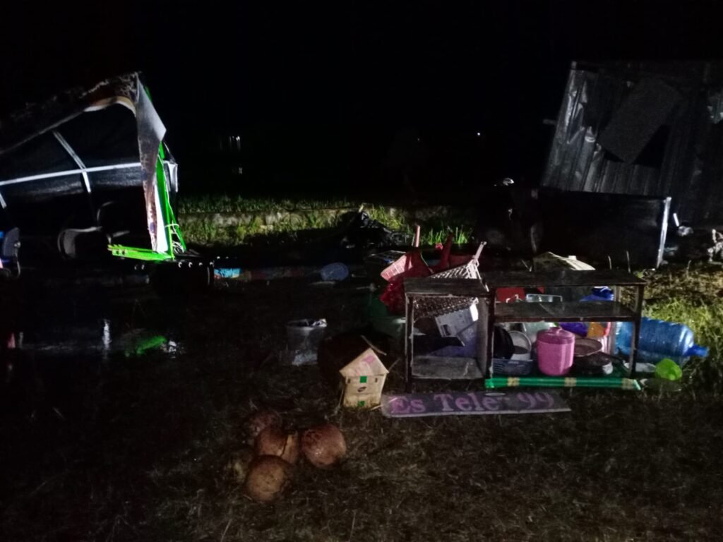Kondisi kedai di jalan By-pass Lasusua, Kolaka Utara usai diterjang angin kencang.