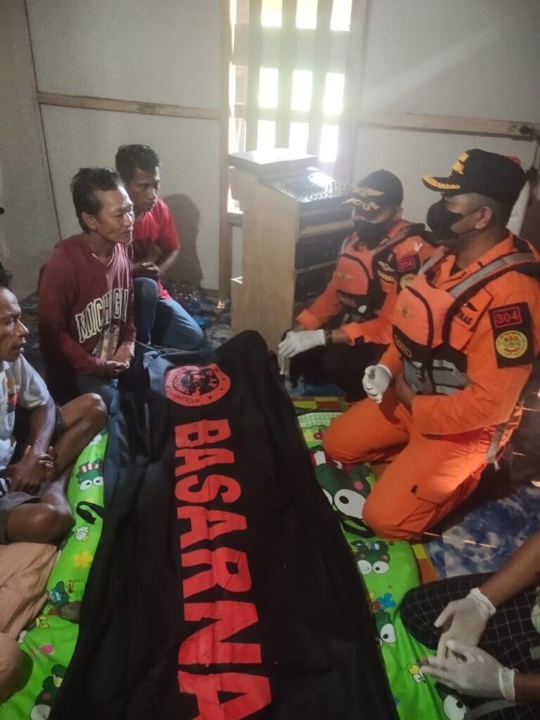 Jenazah korban dibawa ke rumah duka dan diserahterimakan kepada pihak keluarga.