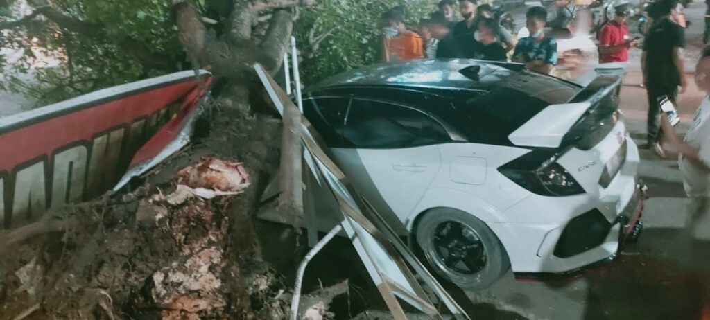 Kondisi mobil Honda Civic tipe R warna putih dengan nomor polisi (nopol) DD 124 FS tertimpa pohon tumbang di Kendari.