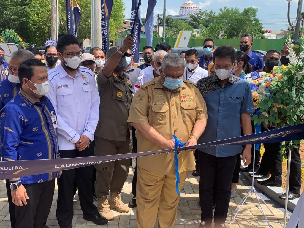 Pemotongan pita sebagai simbol peresmian ATM Drive-Thru Bank Sultra oleh Gubernur Ali Mazi.