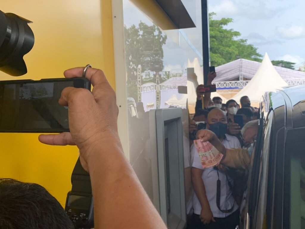 Gubernur Ali Mazi melakukan transaksi tarik tunai di ATM Drive-Thru Bank Sultra.