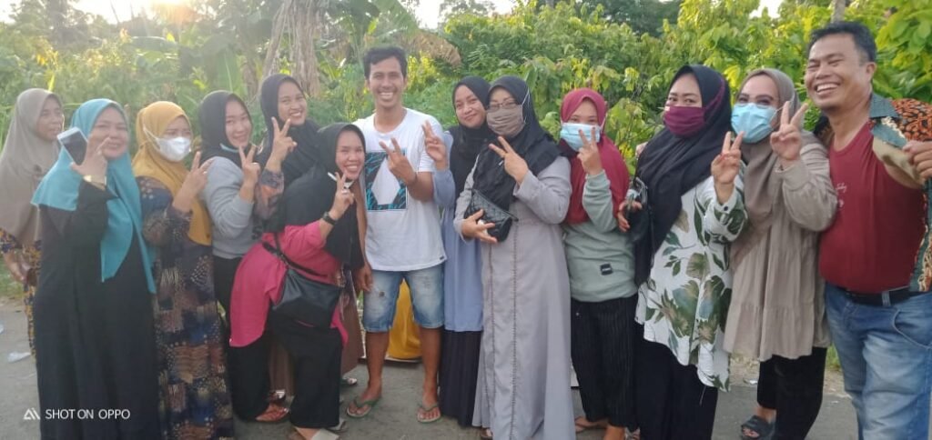 Hamzah (baju putih), anak petani terpilih sebagai Kepala Desa (Kades) Bende, Kabupaten Kolaka, Sulawesi Tenggara (Sultra).
