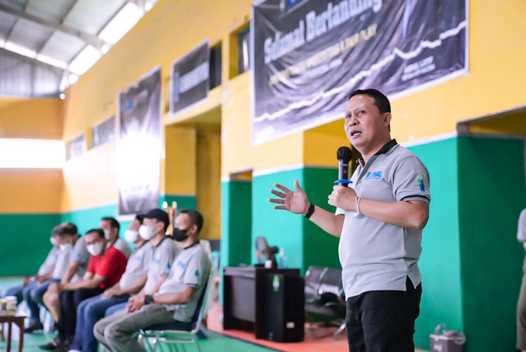 Ketua AFP Sultra, sekaligus Dirut Bank Sultra, Abdul latif saat memberikan sambutan dan membuka pertandingan LFN U-23 tingkat Sultra di Lapangan Futsal Tawang Alun.