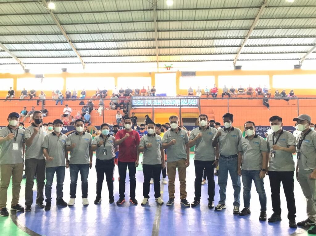Foto bersama Ketua AFP Sultra, Abdul Latif (tengah), Ketua Asprov PSSI Sultra, Sabaruddin Labamba (tengah), dan panitia LFN U-23 tingkat Sultra. 