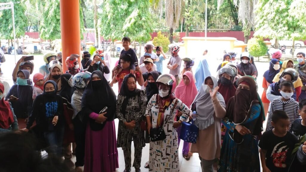 Puluhan emak-emak mengamuk di Kantor Bulog Sultra.