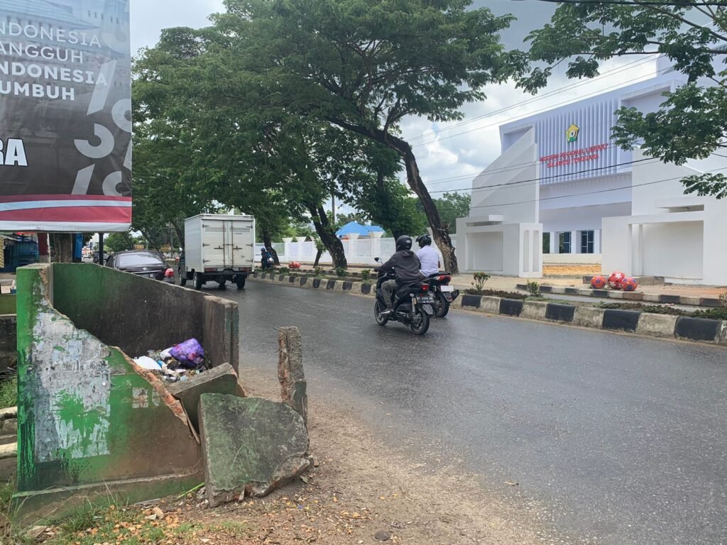 TPS yang berada di Jalan Saosao mulai dibongkar.