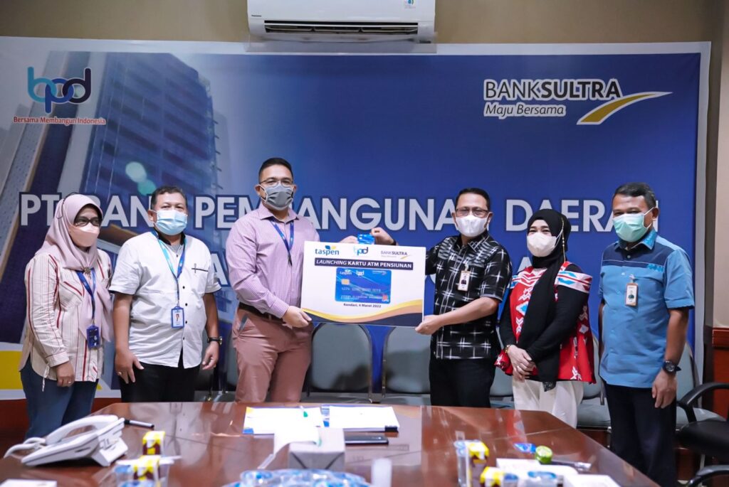Foto bersama usai peluncuran ATM pensiunan, Dirut Bank Sultra, Abdul Latif, Kepala PT Taspen Cabang Kendari, Peter Laurensius Samosir (tengah).