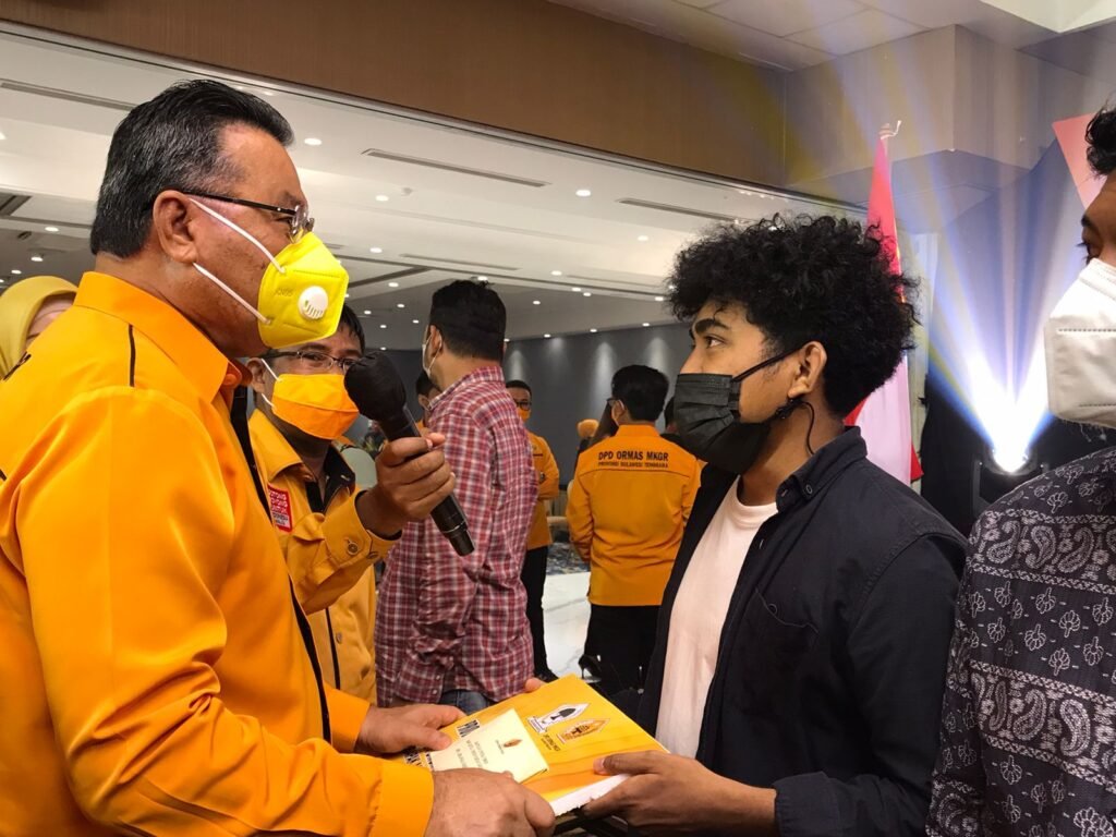 Penyerahan bantuan UMKM oleh pengurus MKGR.