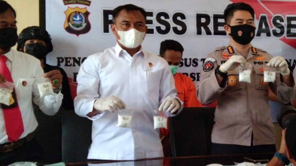 Direktur Reserse Narkoba Polda Sultra, Kombes Pol Muh Eka Fathurrahman (baju putih) saat melaksanakan konferensi pers. 