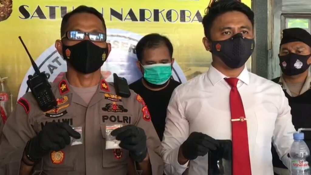 Kaur Bin Ops (KBO) Narkoba Polresta Kendari, Ipda Aldiansyah Asad (baju putih).