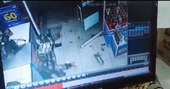 Pengunjung Indomaret Laute berlarian saat OTK mengejar pakai parang.