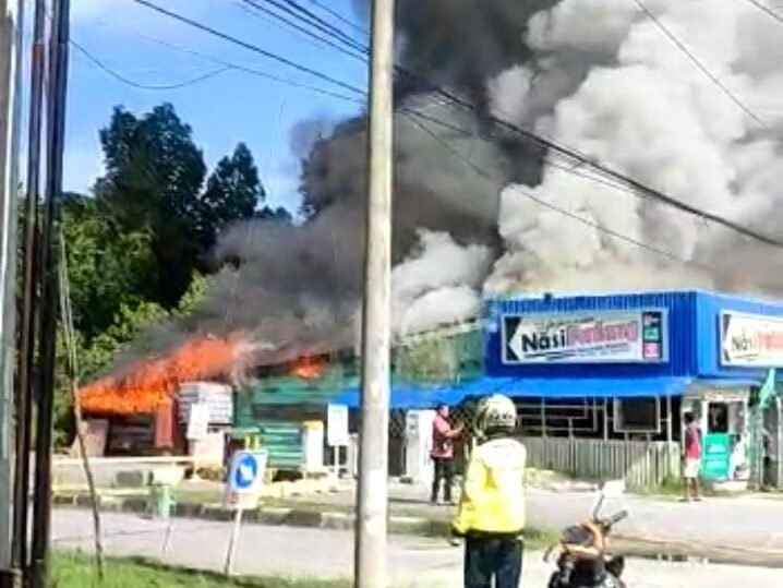 Kebakaran di RM Nasi Padang samping IGD RSUD Kota Kendari.