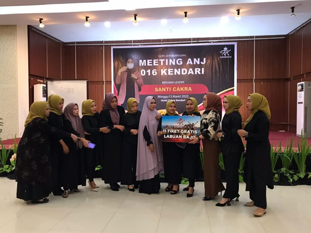 Penyerahan 11 tiket gratis liburan Labuan Bajo oleh Leader 01 ANJ 016 Kendari, Santi Cakra.