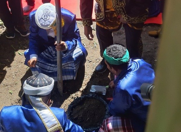 Pengambilan tanah Lelemangura di kawasan Makam Sultan Buton Pertama, Sultan Murhum Kaimuddin di Kompleks Kerajaan Buton.