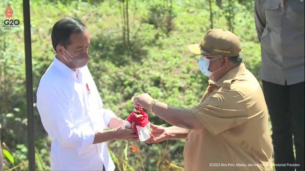 Presiden RI, Joko Widodo bersama Gubernur Sultra, Ali Mazi menuangkan air suci Sangia Nibandera ke gentong untuk disatukan dengan 33 provinsi se-Indonesia.