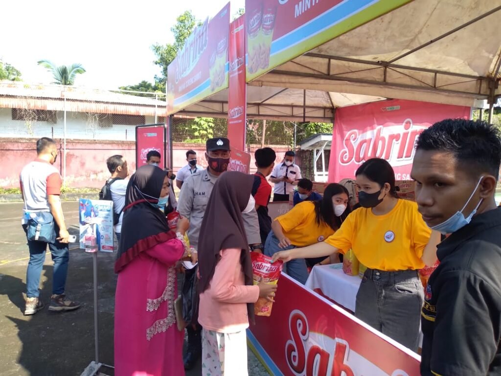 Stand minyak goreng murah di dalam Lapangan Tenis, Kantor Disperindag Sultra.