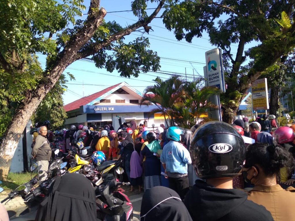 Antrean mengular masyarakat di pintu masuk kantor Disperindag Sultra.