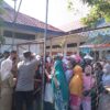 Foto: Antrean Panjang Masyarakat Padati Pasar Murah Disperindag Sultra