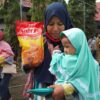 Demi Minyak Goreng Murah, Sejumlah Ibu-Ibu Rela Mengantre Sambil Gendong Anak