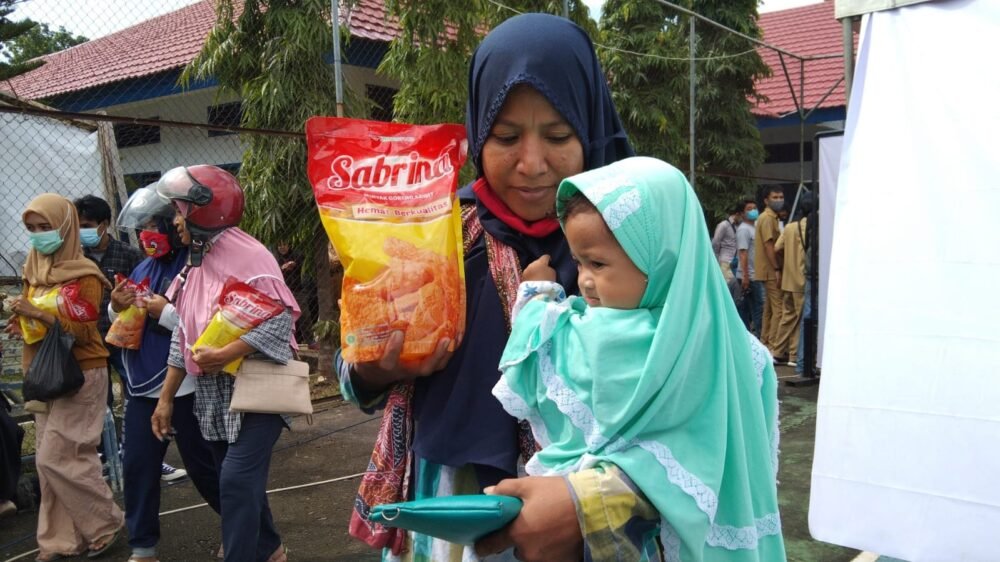 Demi Minyak Goreng Murah, Sejumlah Ibu-Ibu Rela Mengantre Sambil Gendong Anak Demi Minyak Goreng Murah, Sejumlah Ibu-Ibu Rela Mengantre Sambil Gendong Anak