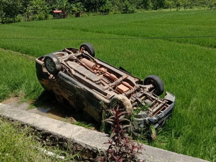 Sebuah Mobil di Konawe Selatan Terperosok ke Dalam Sawah Sebuah Mobil di Konawe Selatan Terperosok ke Dalam Sawah