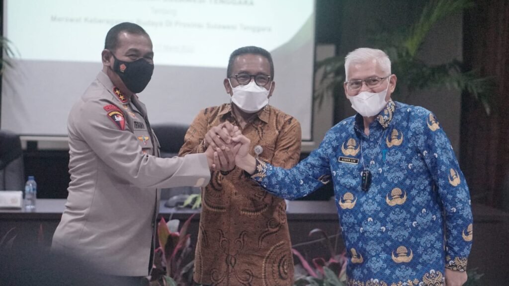 Kapolda Sultra, Rektor UHO, dan Kadis Dikbud Sultra.