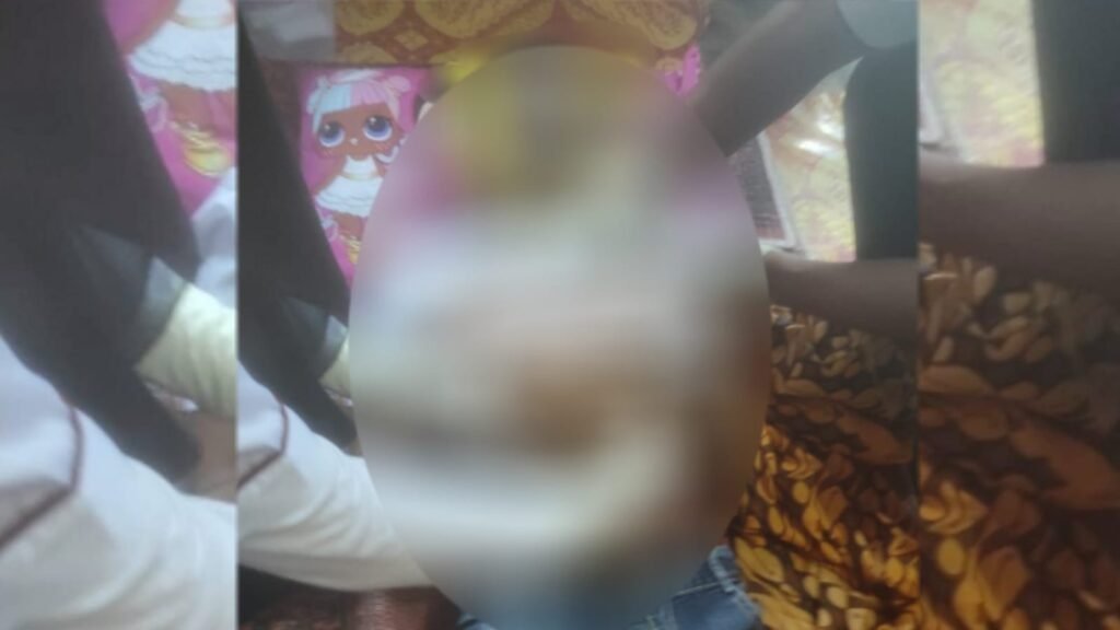 Jenazah korban saat ditemukan tewas di dalam rumah.