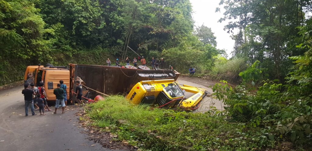 Kondisi alat berat ekskavator terbalik saat mendaki di Kolut.