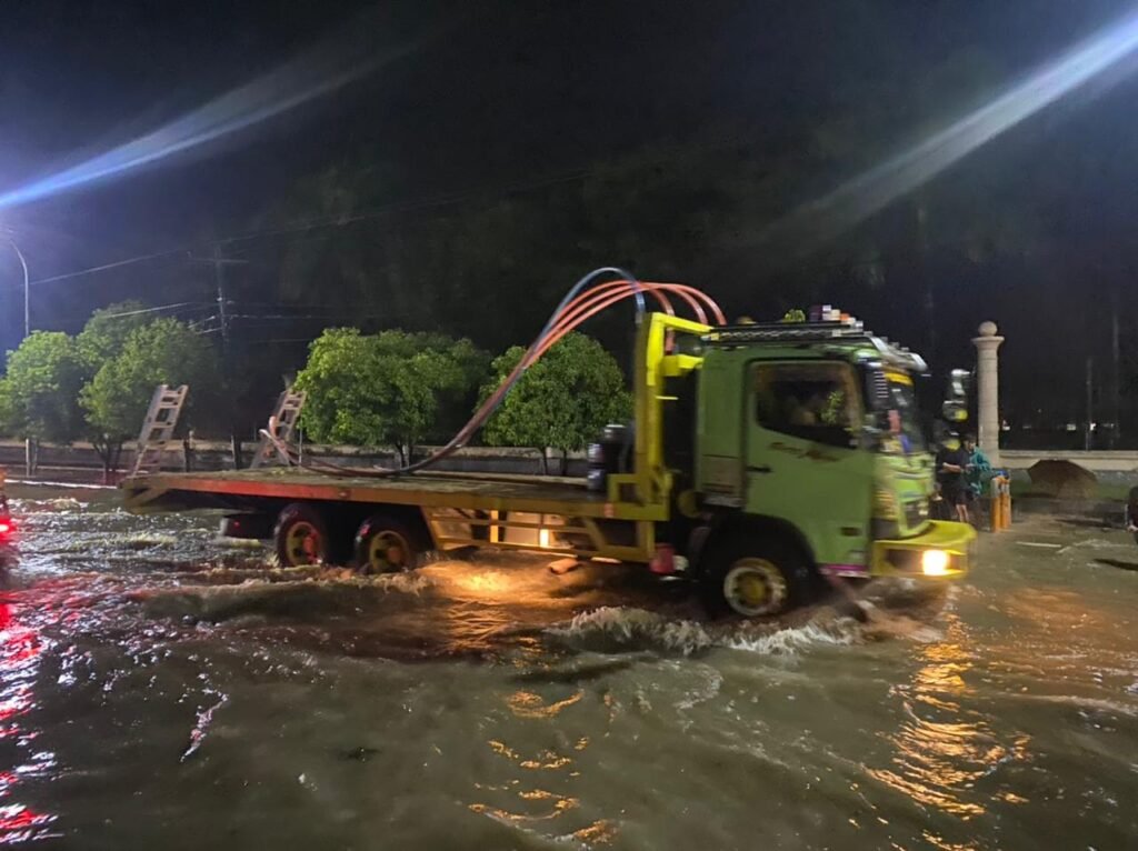 Sebuah truk melintasi banjir di Eks MTQ, Kota Kendari.