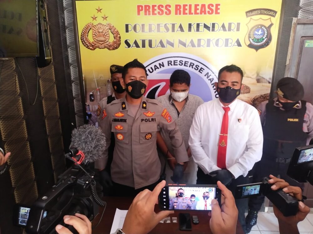 Mahasiswa Pengedar Narkotika di Kendari Ditangkap, Polisi Sita 3,36 Gram Sabu-Sabu Mahasiswa Pengedar Narkotika di Kendari Ditangkap, Polisi Sita 3,36 Gram Sabu-Sabu