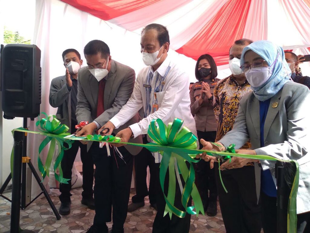 Pengguntingan pita oleh Ketua IAI Pusat (kanan), Asisten 1 Kota Kendari (tengah), dan Ketua IAI Sultra (kiri) sebagai simbol peresmian Sekretariat IAI Sultra.