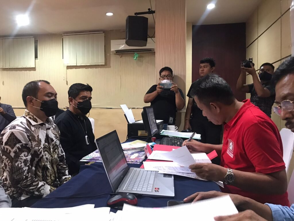 Proses verifikasi berkas persyaratan bakal calon Ketua Umum KKSS Wilayah Sultra.