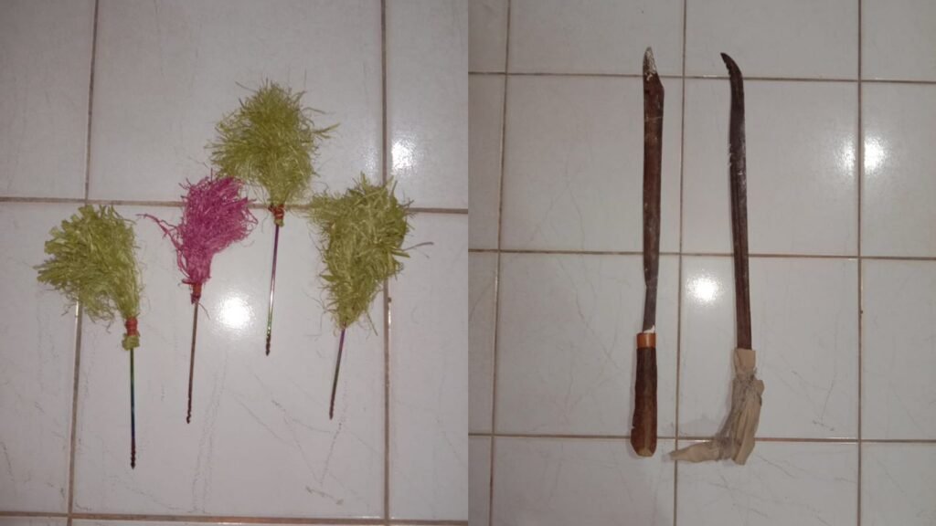 Polisi mengamankan barang bukti (BB) berupa parang dan busur yang digunakan pelaku untuk menyerang Apotek Puuwatu Farma.