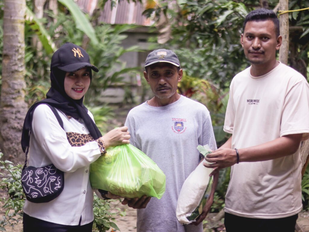 Anggota Genesator 13 saat memberikan donasi.