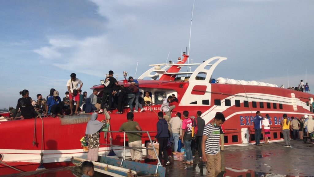 Para penumpang Express Bahari 6E yang nekat berdiri di atas kapal cepat.