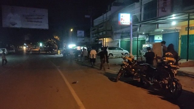 Situasi balap lari liar di area Bundaran Mandonga usai dibubarkan polisi.