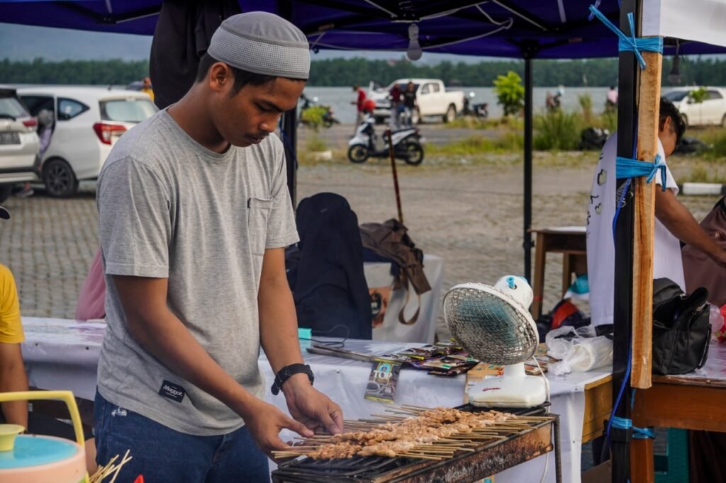 Pelaku UMKM di sekitar Masjid Al-Alam Kota Kendari menyiapkan menu berbuka puasa.