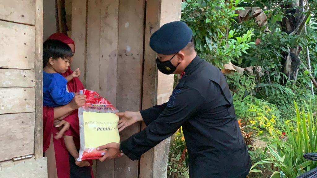 Wakil Komandan Batalyon (Wadanyon) A Pelopor Sat Brimob Polda Sultra, Kompol Ketut Arya Wijanarka membagikan sembako.
