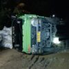 Jalanan Licin, Truk Bermuatan 7 Ton Gabah Terguling di Kolaka Timur