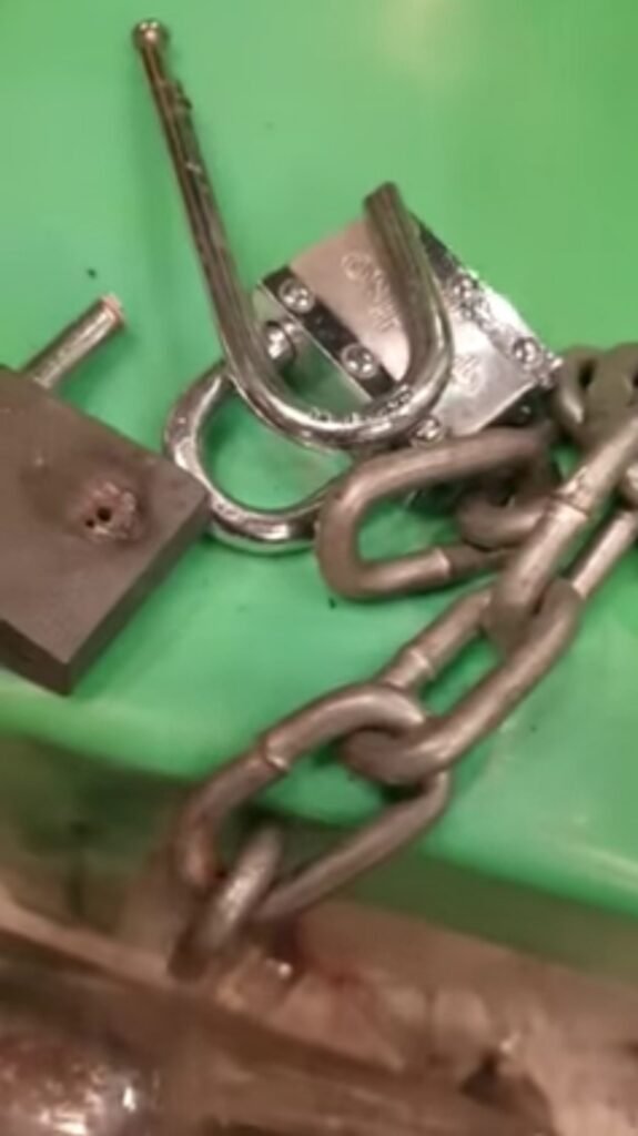 Gembok yang dirusak oleh pencuri yang modus menjadi pemulung.