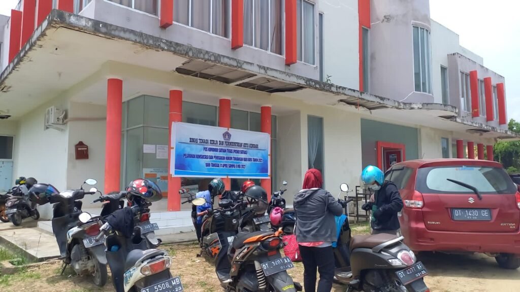 Posko pengaduan THR di pelataran Kantor Dinas Tenaga Kerja dan Perindustrian Kendari.