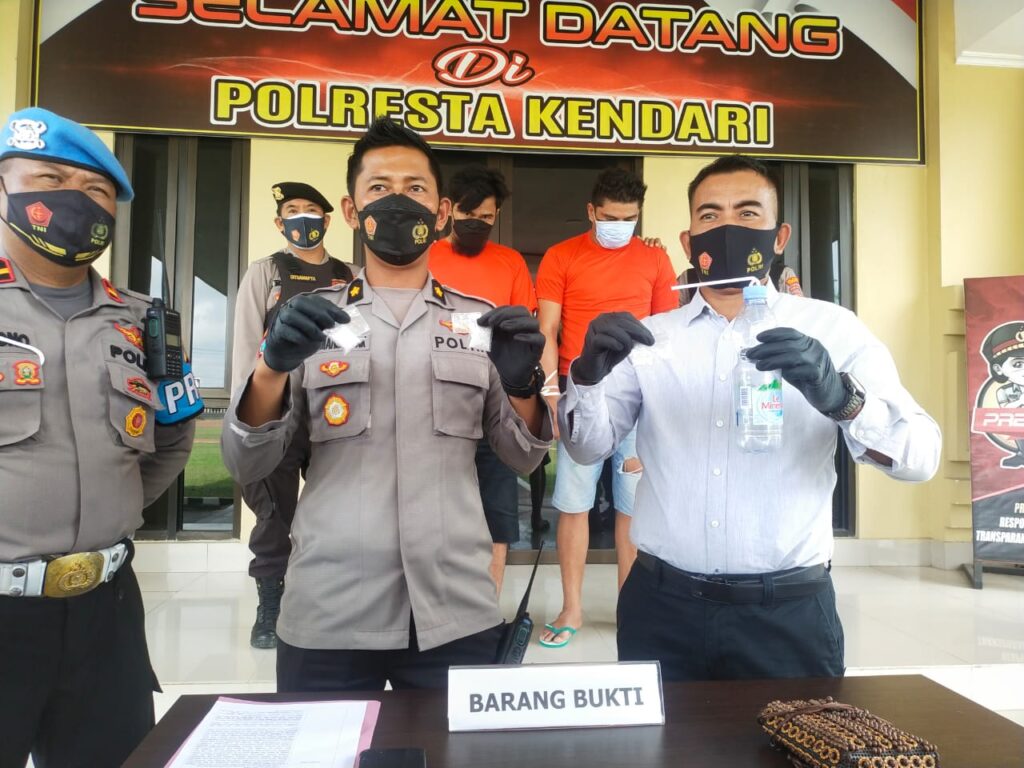 Kabag Ops Polresta Kendari dan Kasat Resnarkoba Polresta Kendari dalam konferensi pers pengungkapan kedua pelaku narkotika.