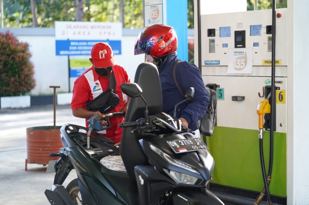 Ilustrasi pengisian Pertamax di SPBU.